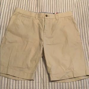 TOMMY HILFIGER KHAKI SHORTS. SIZE 33.